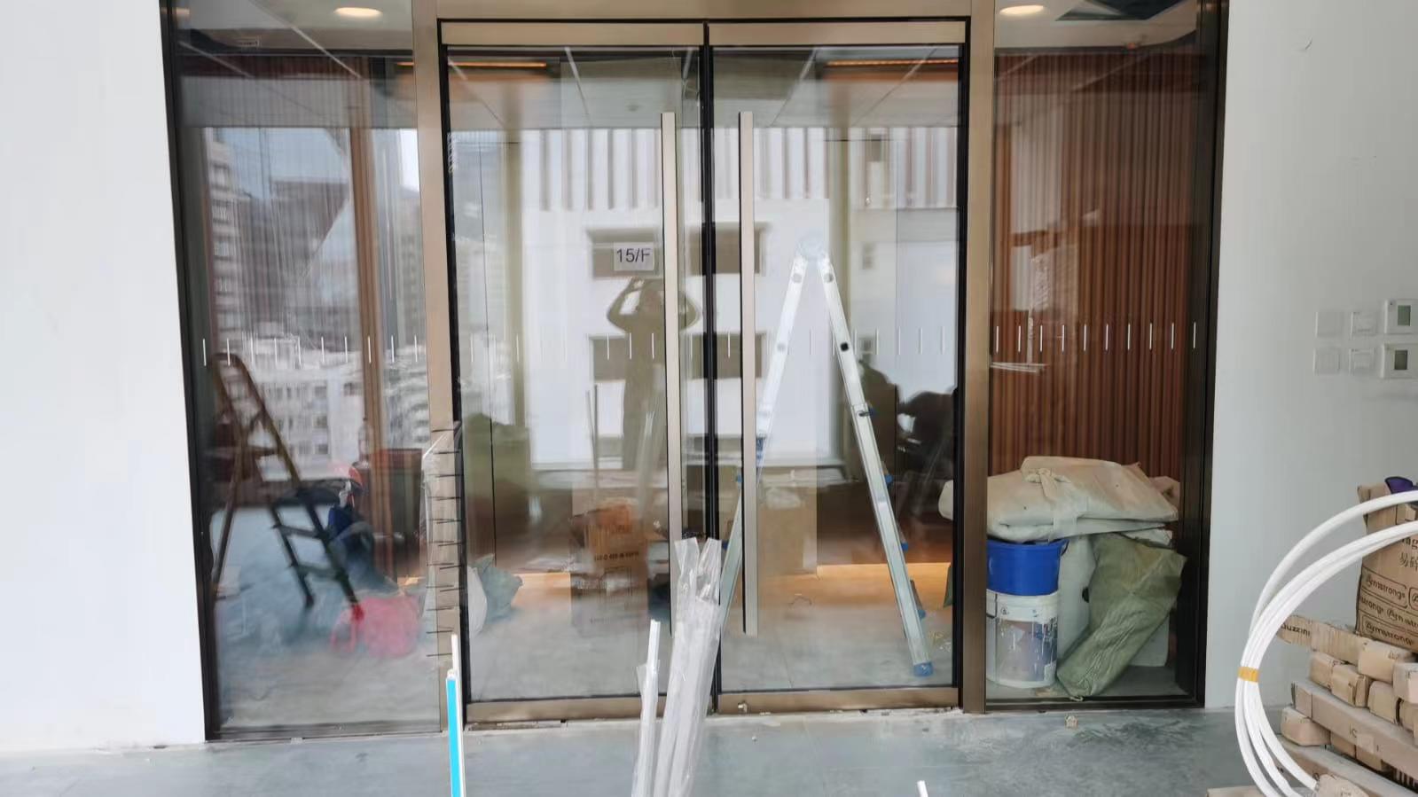 現場絲印/玻璃絲印/玻璃門絲印/大廈絲印/logo絲印