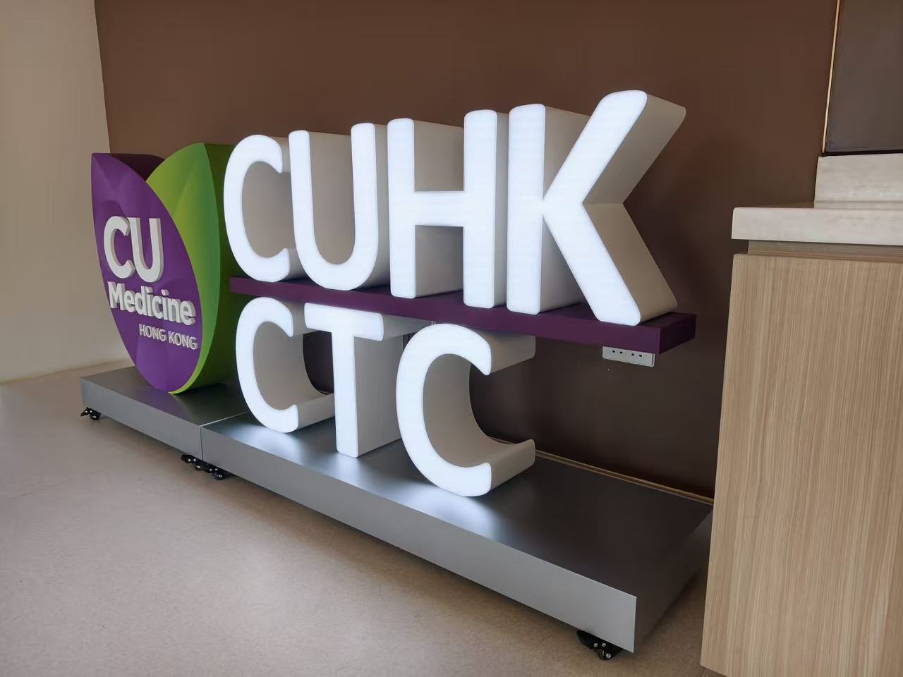 金屬座地立體字，座地立體字，大型立體字擺設，立體logo擺設，立體字製作，訂製立體字