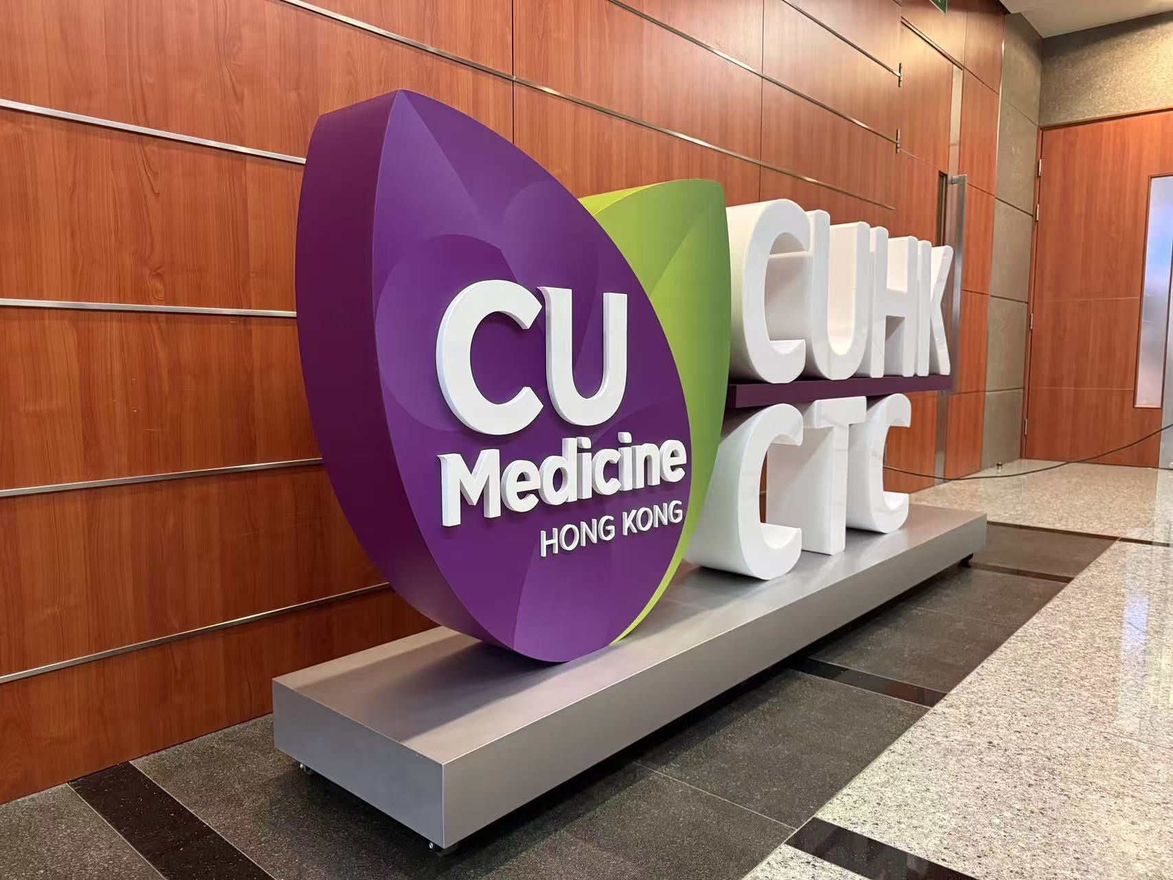 金屬座地立體字，座地立體字，大型立體字擺設，立體logo擺設，立體字製作，訂製立體字