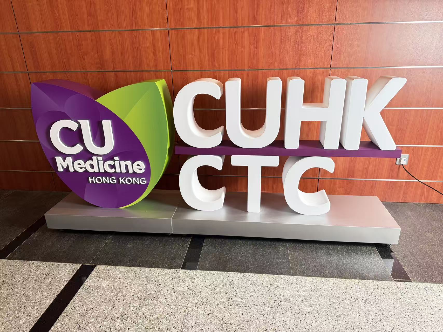 金屬座地立體字，座地立體字，大型立體字擺設，立體logo擺設，立體字製作，訂製立體字