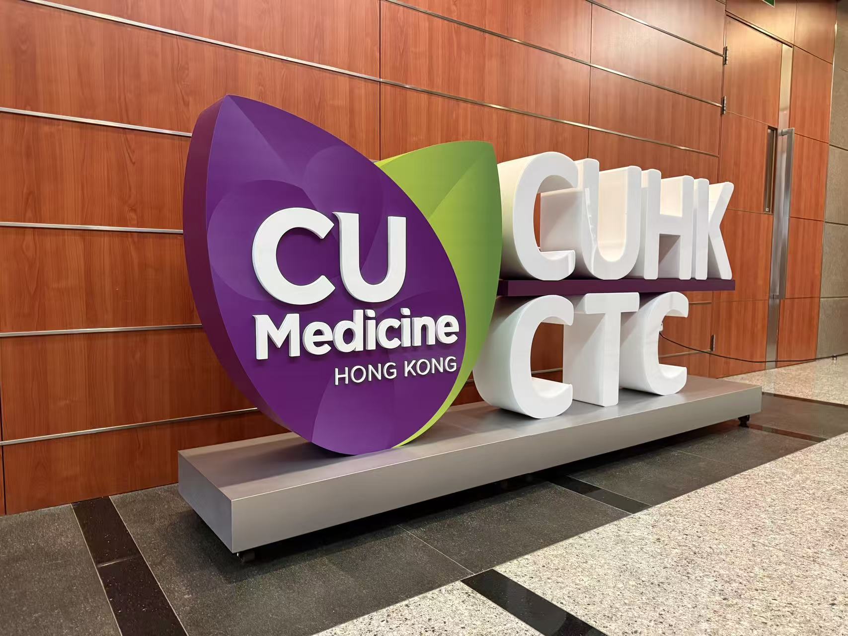 金屬座地立體字，座地立體字，大型立體字擺設，立體logo擺設，立體字製作，訂製立體字