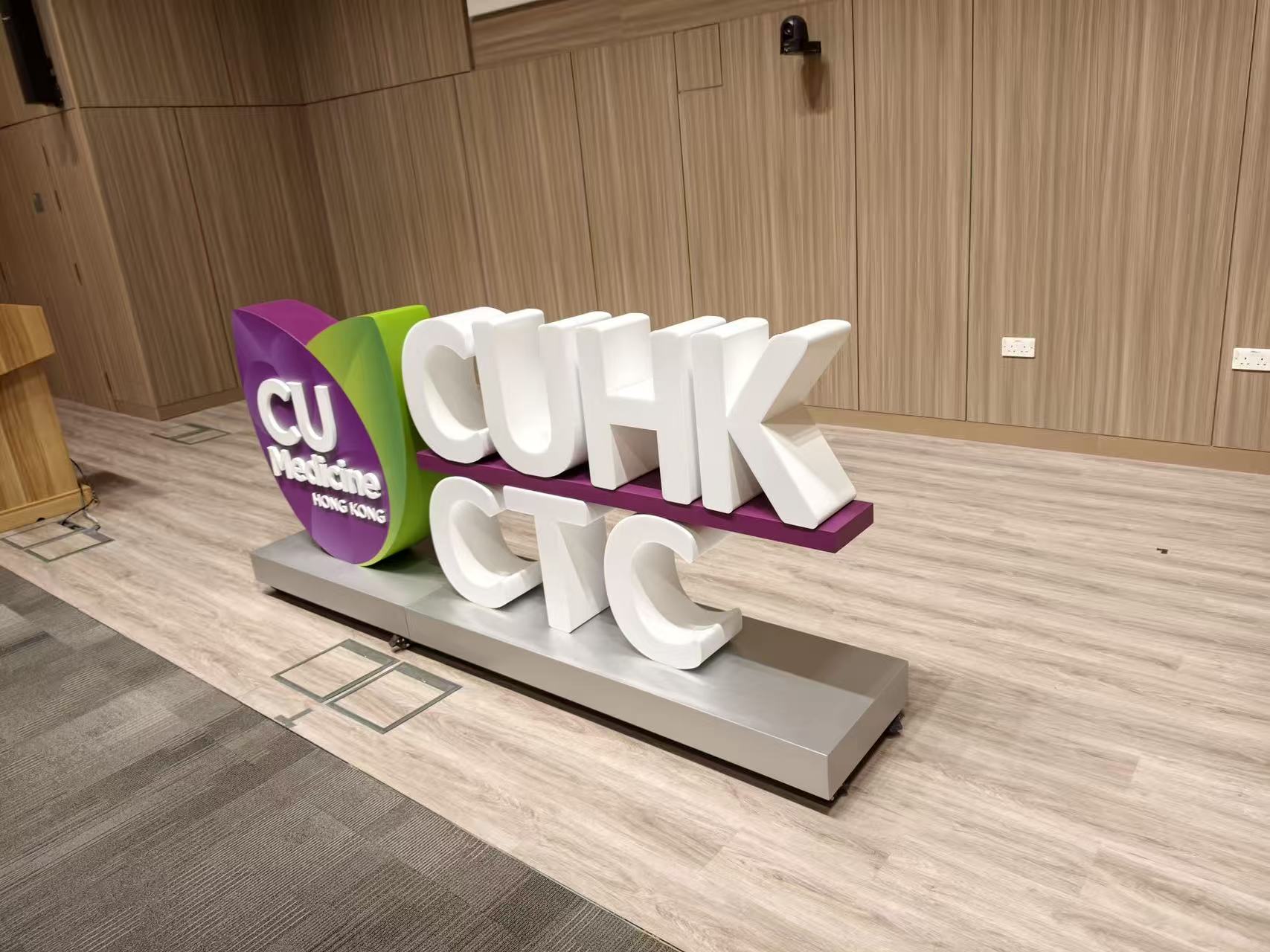 金屬座地立體字，座地立體字，大型立體字擺設，立體logo擺設，立體字製作，訂製立體字