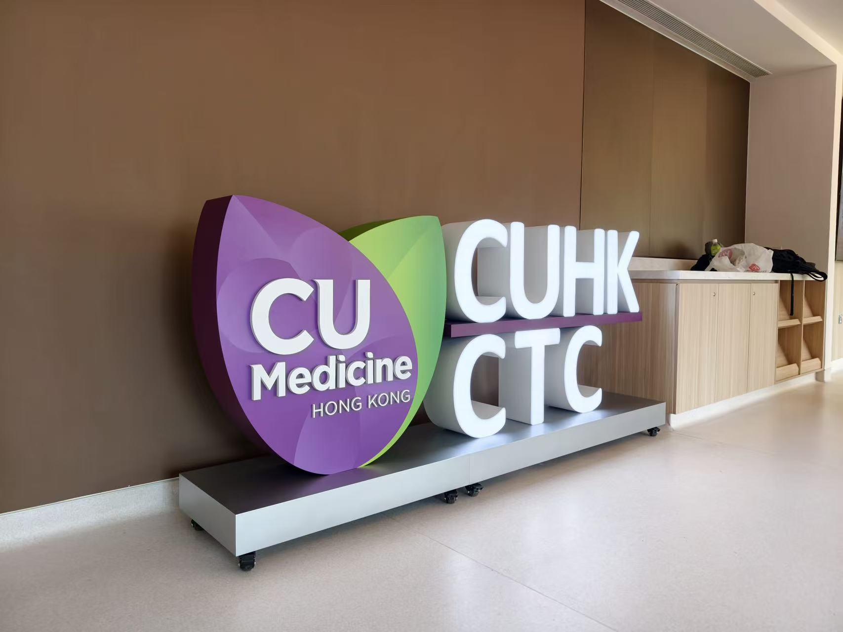 金屬座地立體字，座地立體字，大型立體字擺設，立體logo擺設，立體字製作，訂製立體字