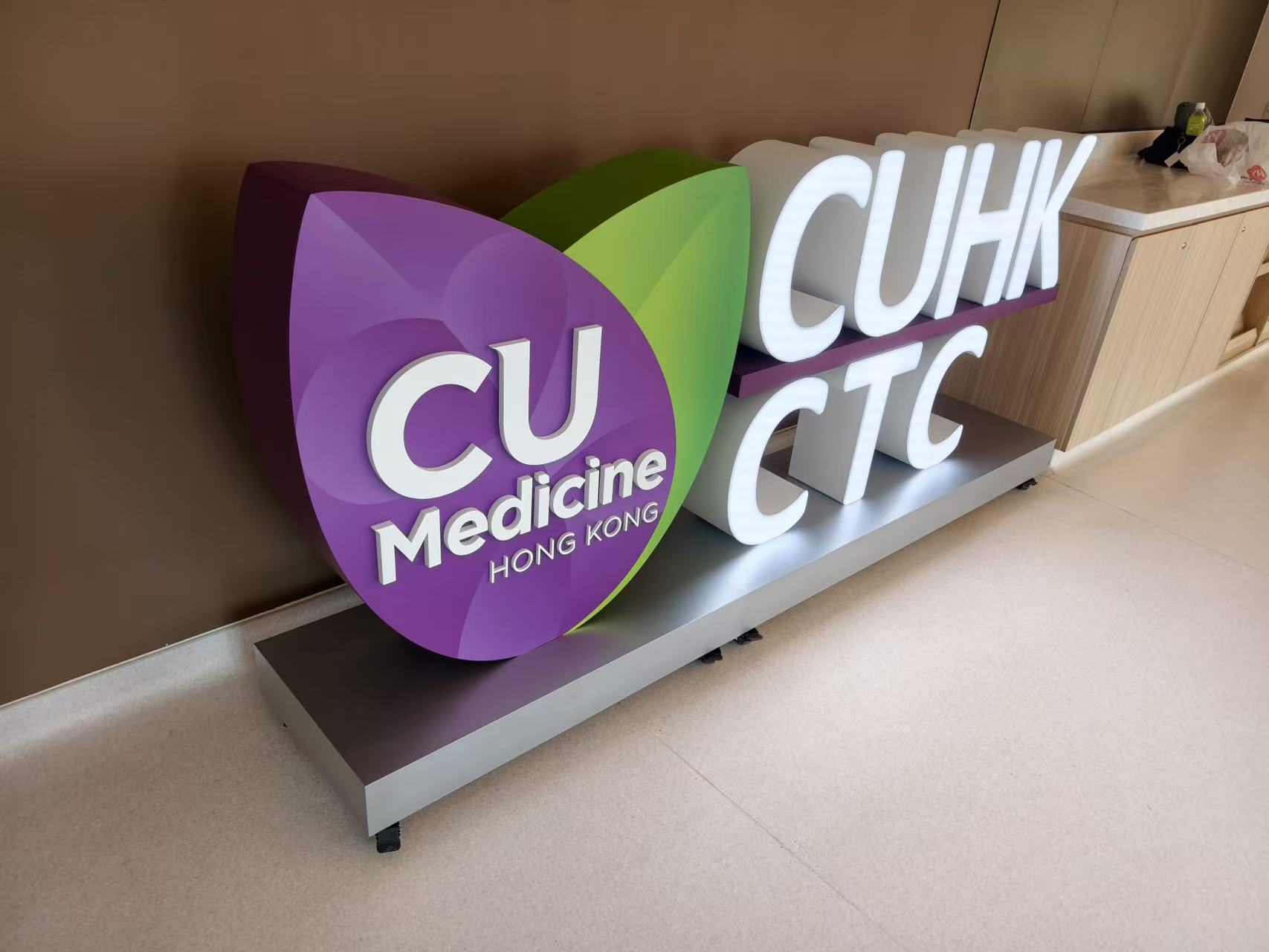 金屬座地立體字，座地立體字，大型立體字擺設，立體logo擺設，立體字製作，訂製立體字